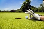 Erfahren Sie alles über die Benimm-Regeln im Golfsport Ball mit Finger in das Loch schnippen