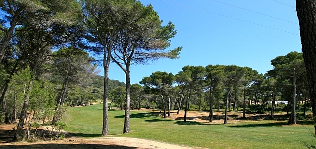 Golfplatz Club de Golf Son Servera mit Blick auf die Berge